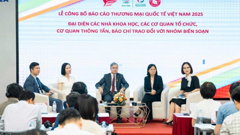 CEREMONY OF THE VIETNAM INTERNATIONAL TRADE REPORT 2025 BY FOREIGN TRADE UNIVERSITY